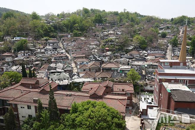 [서울=뉴시스] 김진아 기자 = 8일 서울 노원구 중계본동 마지막 달동네 '백사마을' 철거가 시작됐다.  노원구 중계본동 30-3번지 일대는 최고 35층 26동 3178가구 아파트 단지로 재개발한다. 이곳은 1960년대 후반 서울 도심 개발로 밀려난 철거민들이 '산 104번지'에 집단 이주하면서 형성돼 백사마을로 불린다. 2025.05.08. bluesoda@newsis.com