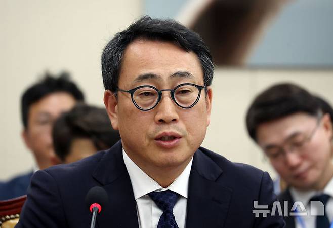 [서울=뉴시스] 고승민 기자 = 8일 서울 여의도 국회에서 열린 과학기술정보방송통신위원회 전체회의 SK텔레콤 해킹 관련 청문회에서 유영상 SKT 사장이 의원 질의에 답하고 있다. 2025.05.08. kkssmm99@newsis.com