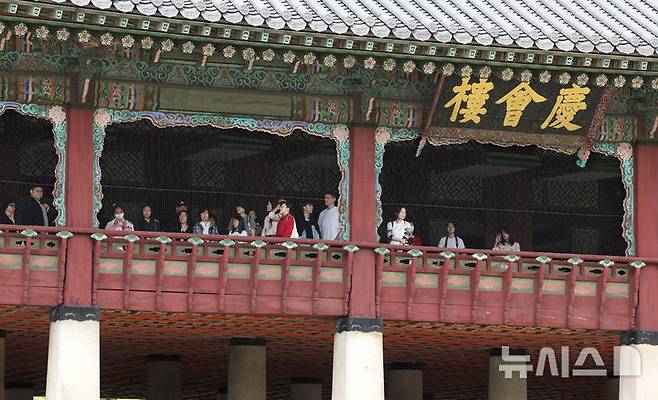 [서울=뉴시스] 추상철 기자 = 8일 오후 서울 종로구 경복궁에서 시민들이 경회루 내부를 관람하고 있다. 국가유산청 궁능유적본부 경복궁관리소는 이날부터 오는 10월31일까지 사전 접수를 받아 경회루 내부 등을 둘러볼 수 있는 특별관람을 운영하고 있다. 2025.05.08. scchoo@newsis.com