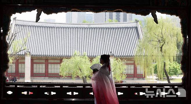 [서울=뉴시스] 추상철 기자 = 8일 오후 서울 종로구 경복궁에서 시민이 경회루 내부를 관람하고 있다. 국가유산청 궁능유적본부 경복궁관리소는 이날부터 오는 10월31일까지 사전 접수를 받아 경회루 내부 등을 둘러볼 수 있는 특별관람을 운영하고 있다. 2025.05.08. scchoo@newsis.com