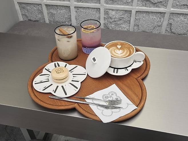 [서울=뉴시스] 이현주 기자=자카페에서 판매하는 수정과 라떼, 모나카 등 시그니처 메뉴 모습. 2025.05.08. juicy@newsis.com *재판매 및 DB 금지