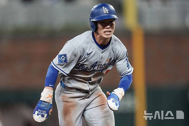 [애틀랜타=AP/뉴시스] 미국 메이저리그(MLB) LA 다저스 김혜성이 4일(현지 시간)  미국 조지아주 애틀랜타의 트루이스트 파크에서 벌어진 2025 MLB 애틀랜타 브레이브스와의 경기에 9회 대주자로 출전해 3루로 달리고 있다. 2025.05.05.