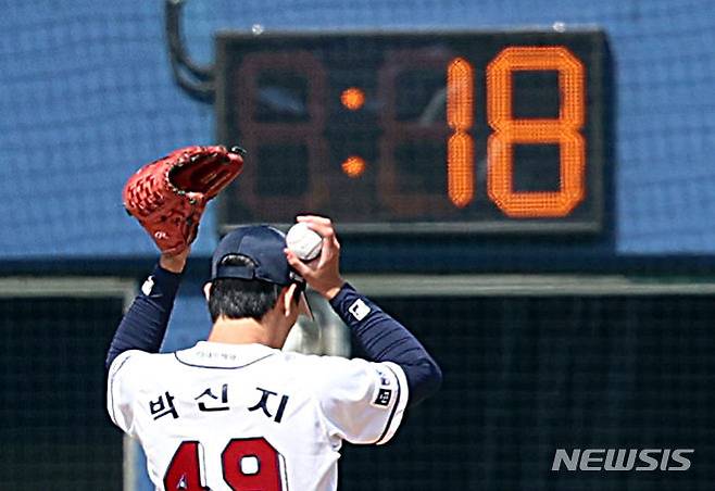 [서울=뉴시스] 김금보 기자 =지난해 3월14일 서울 송파구 잠실야구장에서 열린 2024 KBO리그 두산 베어스와 KIA 타이거즈의 시범경기에 '피치 클록'이 시범 운영되고 있다. 피치 클록은 투수는 주자가 있을 때 23초 안에, 주자가 없을 때 18초 안에 공을 던져야 한다. 타자는 피치 클록 종료 8초 전까지 타석에 들어서야 한다. 2024.03.14. kgb@newsis.com