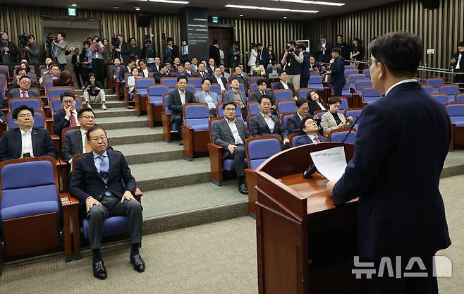 [서울=뉴시스] 권창회 기자 = 권성동 국민의힘 원내대표가 8일 서울 여의도 국회에서 열린 의원총회에서 발언하고 있다. 2025.05.08. kch0523@newsis.com