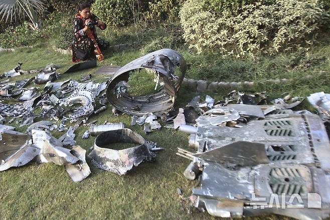 [바하왈푸르=AP/뉴시스] 한 파키스탄 기자가 7일(현지 시간) 펀자브주 바하왈푸르 인근, 인도의 미사일 공격으로 파손된 사원 건물 부지에서 미사일 파편을 촬영하고 있다. 2025.05.08.