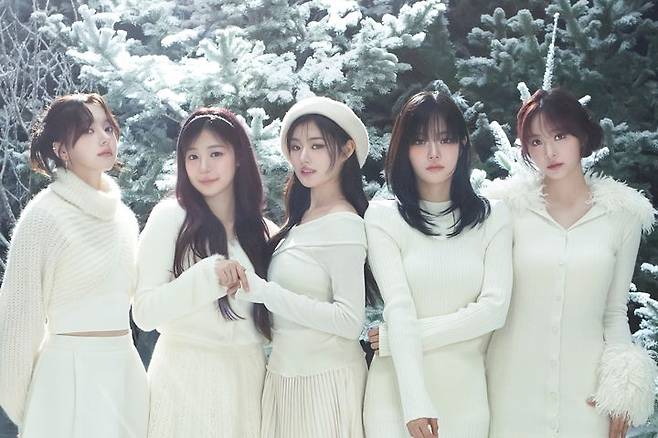 [서울=뉴시스] 지난 9일 발매한 싱글 '윈터 글로우(Winter Glow)' 뮤직비디오 공개 이후 유튜브 인기 급상승 동영상 상위권 순위에 올랐다. (사진=어트랙스 제공) 2024.12.11. photo@newsis.com *재판매 및 DB 금지 *재판매 및 DB 금지
