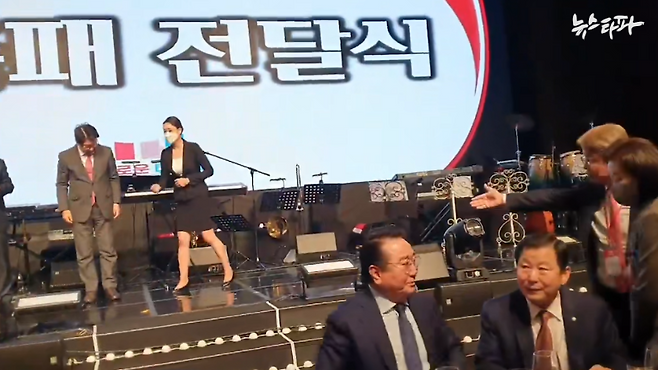 ▲ 2022년 12월 14일 서울 63빌딩에서 열린 새미준 발대식에 국민의힘 중진 의원들이 대거 참석했다. 무대 위 권성동 의원, 무대 아래 왼쪽부터 이영수 회장, 이철규, 나경원 의원.&nbsp;