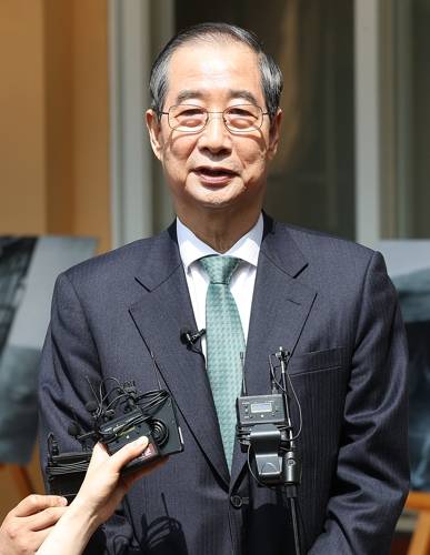 구미 찾은 한덕수 예비후보 구미 찾은 한덕수 예비후보     (구미=연합뉴스) 윤관식 기자 = 무소속 한덕수 대선 예비후보가 8일 경북 구미시 박정희 전 대통령 생가를 방문해 기자들의 질문에 답변하고 있다. 2025.5.8     psik@yna.co.kr (끝)   <저작권자(c) 연합뉴스, 무단 전재-재배포, AI 학습 및 활용 금지>