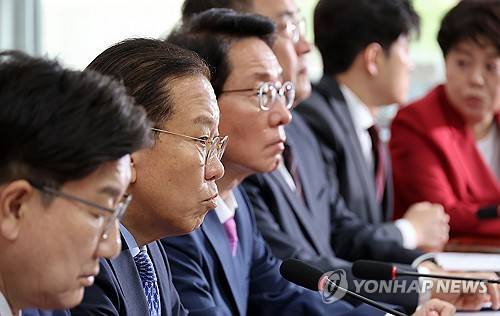 발언하는 권영세 비상대책위원장 (서울=연합뉴스) 박동주 기자 = 국민의힘 권영세 비상대책위원장이 8일 국회에서 열린 비상대책위원회의에서 발언하고 있다. 2025.5.8 pdj6635@yna.co.kr