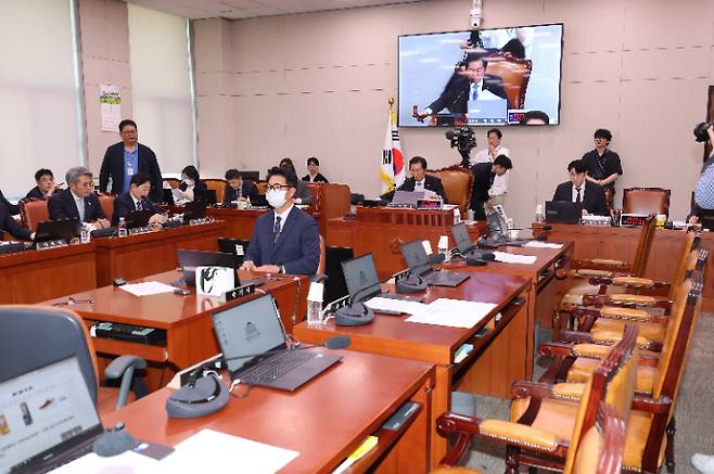 7일 서울 여의도 국회에서 국민의힘 의원들이 퇴장한 가운데 열린 법제사법위원회 전체회의에서 정청래 위원장이 대통령 당선 시 진행 중인 형사재판을 정지하도록 하는 내용의 형사소송법 개정안 통과를 알리며 의사봉을 두드리고 있다. 연합뉴스