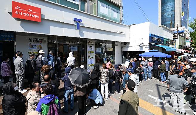 서울 시내 한 SKT 대리점에서 유심 교체를 하기 위한 이용자들이 줄을 서 기다리고 있다. 류영주 기자