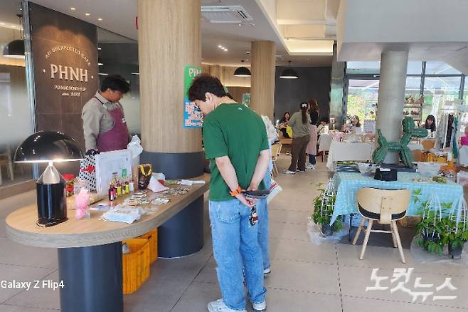 포항농협 로컬푸드직매장카페는 3일 지역 청년농부들과 함께 프리마켓을 개최했다. 유상원 아나운서