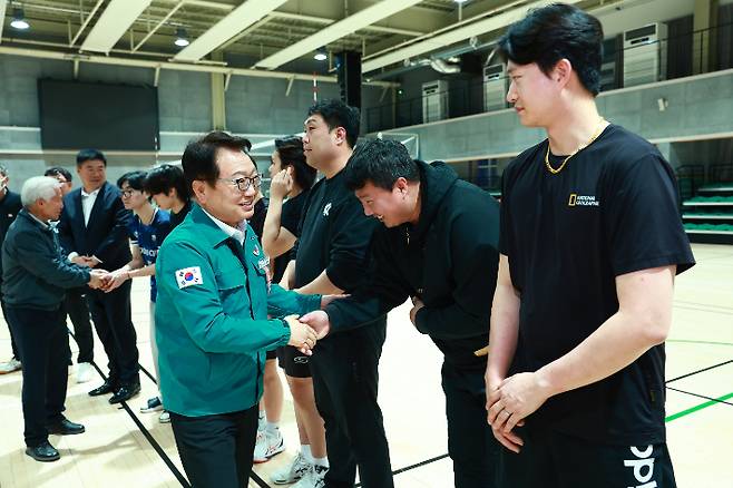 손병복 울진군수가 도민체전 출전 선수단을 격려하고 있다. 울진군 제공