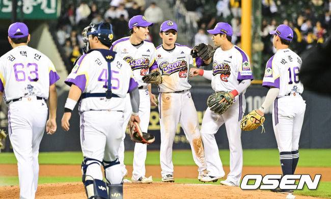 [OSEN=잠실, 박준형 기자]  프로야구 두산 베어스가 LG 트윈스를 꺾고 위닝에 성공했다.&nbsp;두산은 7일 서울 잠실구장에서 열린 2025 KBO리그 LG와 경기에서 5-2 역전승을 거뒀다. 반면&nbsp;LG는 개막 후 처음으로 1위 자리를 놓치고 2위로 밀려났다.&nbsp;경기종료 후 두산 선수들이 승리의 기쁨을 나누고 있다.  2025.05.07 / soul1014@osen.co.kr