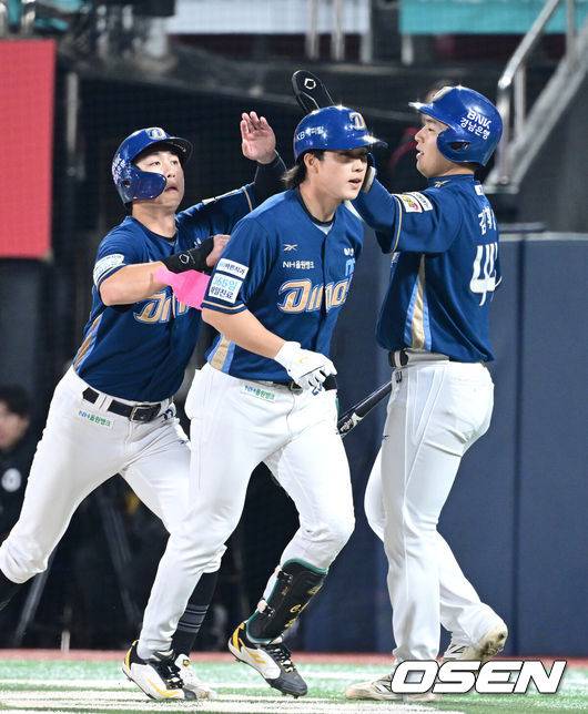 [OSEN=수원, 최규한 기자] 7일 경기도 수원 KT위즈파크에서 ‘2025 신한 SOL Bank KBO리그’ KT 위즈와 NC 다이노스의 경기가 열렸다.홈팀 KT는 소형준, 방문팀 NC는 목지훈을 선발로 내세웠다.9회초 1사 1, 3루 상황 NC 천재환이 달아나는 좌월 스리런포를 날리고 홈을 밟으며 선행주자들과 기뻐하고 있다. 2025.05.07 / dreamer@osen.co.kr