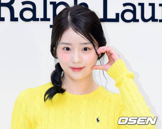 [OSEN=이대선 기자] 26일 서울 사운즈 한남에서 패션 브랜드의 여성 스토어 오픈 기념 이벤트 포토콜이 열렸다.이날 행사에는 에스파 윈터, 아이브 레이, 배우 홍화연, 채서안이 참석해 자리를 빛냈다.배우 채서안이 포토타임을 가지고 있다. 2025.03.26 / sunday@osen.co.kr