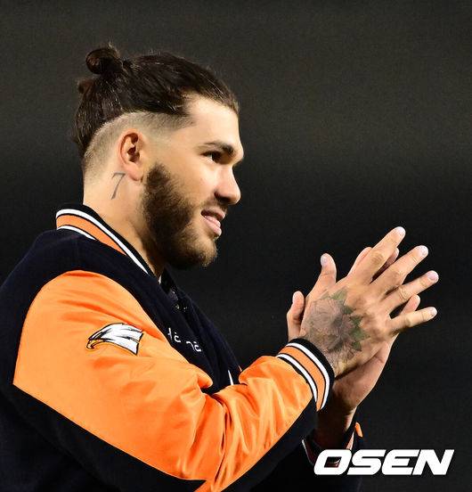 [OSEN=지형준 기자] 외국인타자 에스테반 플로리얼이 지옥과 천당을 오간 한화 이글스가 접전 끝 두산 베어스를 잡고 연패를 끊어냈다.&nbsp;프로야구 한화 이글스는 9일 서울 잠실구장에서 열린 2025 신한 SOL뱅크 KBO리그 두산 베어스와의 시즌 2차전에서 5-4로 승리했다.&nbsp;한화는 전날 끝내기패배 설욕과 함께 2연패에서 탈출하며 시즌 5승 10패를 기록했다. 반면 3연승이 좌절된 두산은 하루 만에 5할 승률이 무너졌다. 7승 8패.&nbsp;경기를 마치고 한화 폰세가 승리를 기뻐하고 있다. 2025.04.09 /