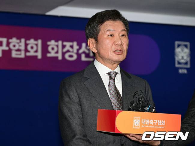 [OSEN=김성락 기자] 제55대 대한축구협회 회장 선거에 출마한 정몽규 후보가 4연임에 성공했다.&nbsp;제 55대 대한축구협회 회장 선거가 26일 서울 종로구 신문로 축구회관 2층에서 열렸다.&nbsp;이날 정몽규 후보는 선거인단 192명 중 183명이 투표한 가운데 156표의 압도적인 지지를 받아 당선이 확정됐다.&nbsp;정몽규 회장이 취재진의 질문에 대답하고 있다.
