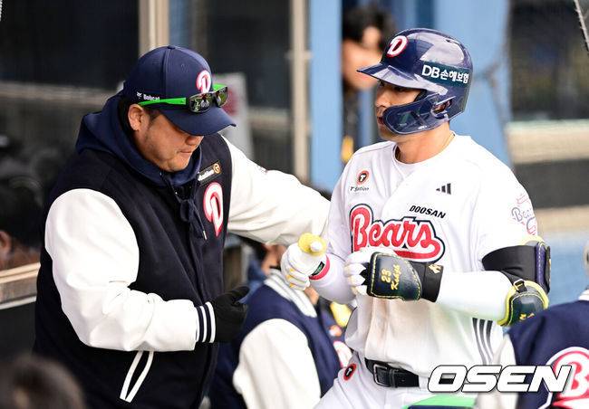 [OSEN=잠실, 지형준 기자] 30일 오후 서울 잠실야구장에서 2025 신한 SOL Bank KBO리그 두산 베어스와 삼성 라이온즈의 경기가 열렸다.이날 두산은 최원준, 삼성은 레예스를 선발로 내세웠다.4회말 무사에서 두산 강승호가 좌월 솔로포를 날리며 박석민 코치와 기뻐하고 있다. 2025.03.30 / jpnews@osen.co.kr