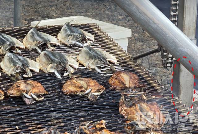 ▲ 국민신문고 고발에 포함된 조리기구(바비큐 등). 붉은색 접선으로 표시된 원 안에 일반 구조형 각형 강관을 표시하는 SRT275 로 재료의 항복강도가 적혀있다. 이 조리기구는 더본코리아의 의뢰를 받아 충남 예산군의 A업체가 제작한 바비큐 그릴. ⓒ 안동시