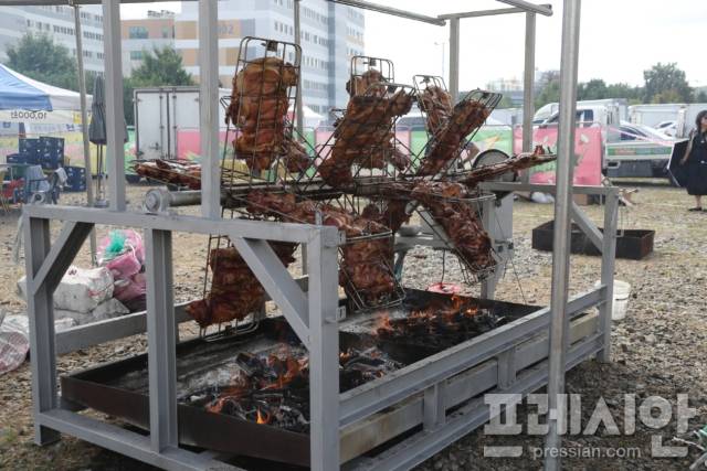 ▲지난해 9월27일부터 안동시가 후원하고 한국정신문화재단이 주관하는 안동국제탈춤페스티벌이 탈춤공원 일대에서 열린가운데 미인증 기구로 의심되는 조리기구에 바비큐를 굽고 있다. 이 조리기구는 더본코리아의 의뢰를 받아 충남 예산군의 A업체가 제작한 바비큐 그릴. ⓒ 안동시