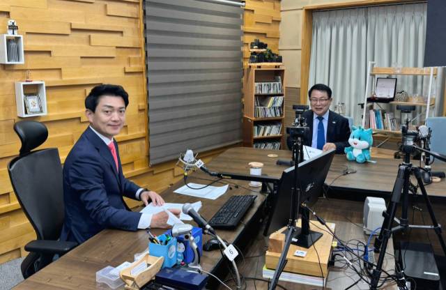 ▲정헌율 익산시장이 KBS전주라디오의 시사 프로그램인 '패트롤 전북'에 출연해 익산 시정을 설명하는 모습 ⓒ익산시