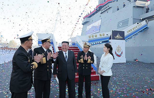 ▲ 노동당 기관지 <로동신문>은 4월 26일 "김정은 동지를 모시고 새로 건조한 구축함 진수 기념식이 조선혁명의 첫무장력의 창건일인 뜻깊은 지난 25일 남포조선소에서 성대히 진행됐다"라고 보도했다. 신형 구축함은 5000톤(t)급으로, 북한은 이를 '최현급'으로 등급 분류했다. ⓒ로동신문=뉴스1