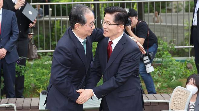 국민의힘 김문수 대선후보와 무소속 한덕수 대선 예비후보가 8일 서울 국회 사랑재에 위치한 커피숍에서 회동을 마친 후 포옹하고 있다. (사진=연합뉴스)