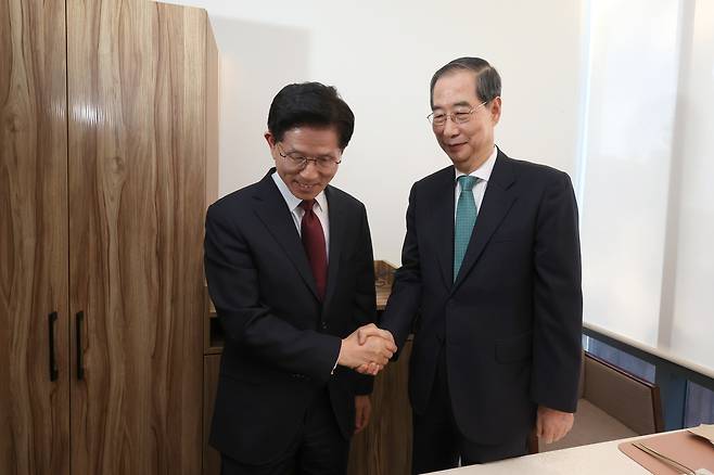 김문수 국민의힘 대선 후보와 한덕수 무소속 대선 후보가 7일 서울 종로구의 한 식당에서 단일화 관련 회동을 하고 있다.&nbsp; &nbsp; 공동취재