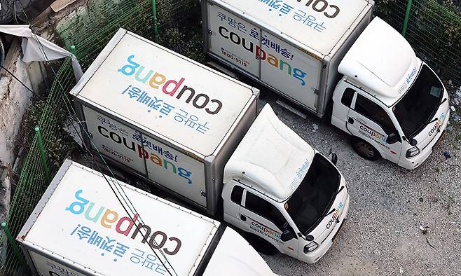 서울 시내의 한 주차장에 쿠팡 배송트럭이 주차돼 있다. 뉴스1