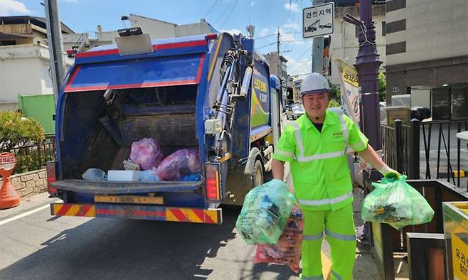 신윤우 문경시 환경공무직원이 폐기물 수거 작업을 하고 있다. 문경시 제공