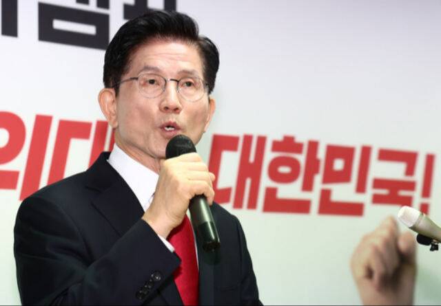 국민의힘 김문수 대통령 후보가 8일 서울 여의도 캠프 사무실에서 단일화 관련 긴급 기자회견을 하고 있다. 뉴스1