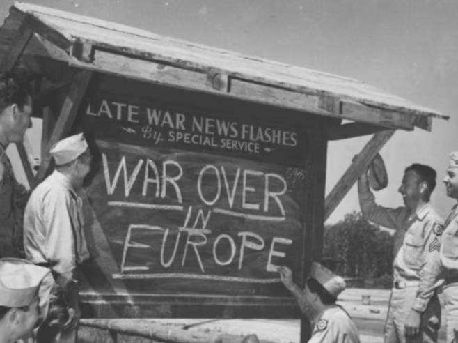 제2차 세계대전 당시 유럽 전선에서 싸운 미군 장병들이 1945년 5월8일 나치 독일의 항복으로 전쟁이 끝났다는 소식에 기뻐하고 있다. 미 국방부 홈페이지