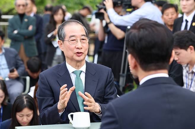 김문수 국민의힘 대통령 후보와 한덕수 무소속 대선 예비후보가 8일 서울 여의도 국회 강변서재 야외에서 단일화 관련 회동을 하고 있다. 공동취재사진