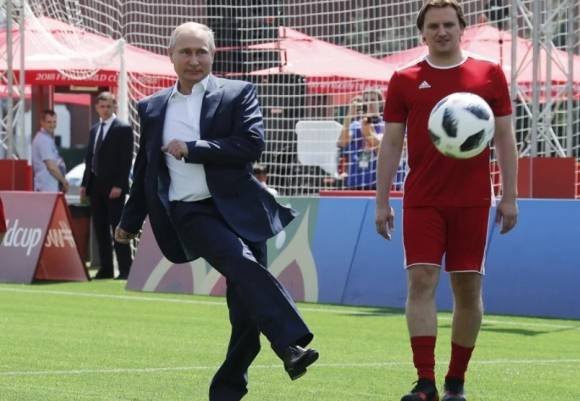 2018년 러시아 모스크바 붉은광장에 있는 월드컵 공원을 방문한 블라디미르 푸틴 러시아 대통령. 타스 연합뉴스