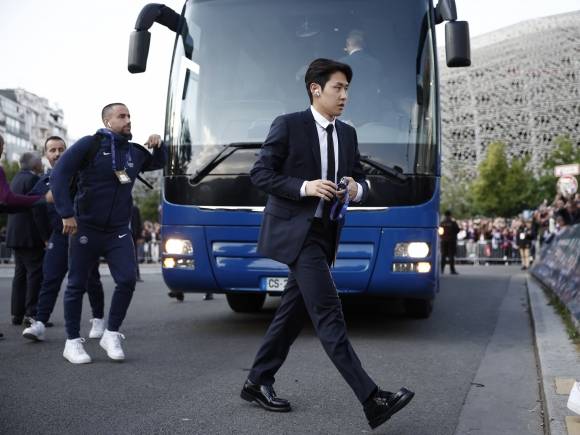 파리 생제르맹 이강인이 8일(한국시간) 프랑스 파리의 파르크 데 프랭스에서 열린 2024~25 유럽챔피언스리그(UCL) 준결승 2차전 아스널과의 홈 경기에 입장하고 있다. 파리 로이터 연합뉴스