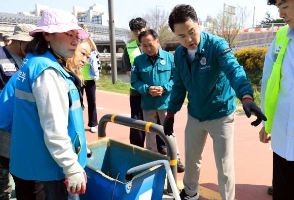 오언석(오른쪽 두 번째) 서울 도봉구청장이 지난달 풍수해 대비 현장 훈련에서 물 펌프를 작동하고 있다. 도봉구 제공
