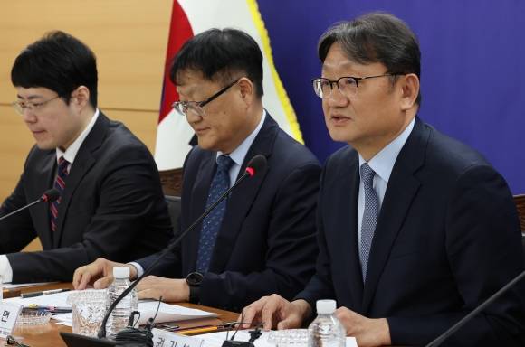 권기섭(맨 오른쪽) 경제사회노동위원회 위원장이 8일 서울 종로구 경사노위 대회의실에서 열린 브리핑에서 발언하고 있다. 연합뉴스