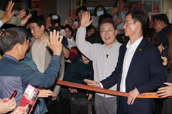 이재명 더불어민주당 대선 후보가 ‘골목골목 경청투어:국토종주편’에 나선 7일 전북 임실군 임실시장에서 경호를 받으며 시민 및 지지자들에게 인사를 하고 있다. 2025.5.7 임실 안주영 전문기자