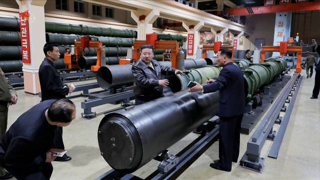 김정은 위원장이 군수공장을 시찰하고 있다. 조선중앙TV·연합뉴스