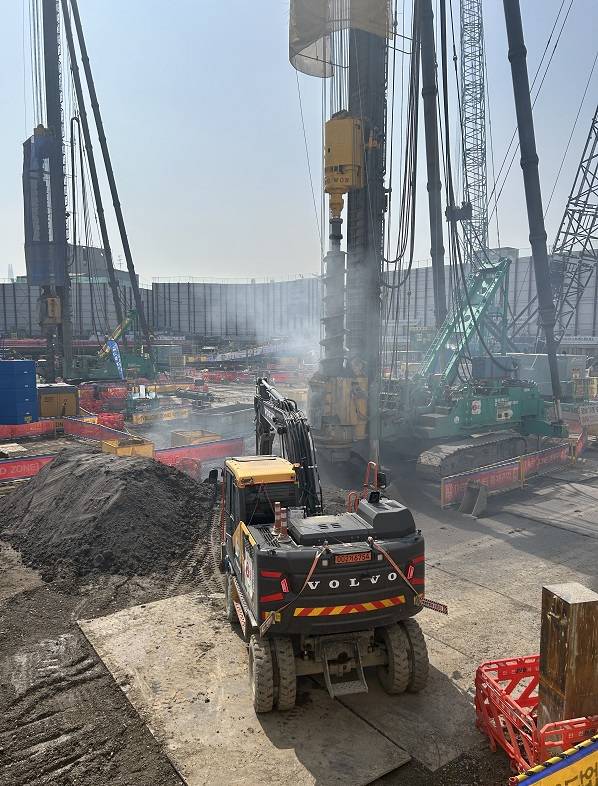 서울 성동구 성수동 K-프로젝트 신축 공사현장에서 인체 인식 후방 카메라가 부착된 굴착기가 흙을 퍼 나르고 있다. 신미진 기자