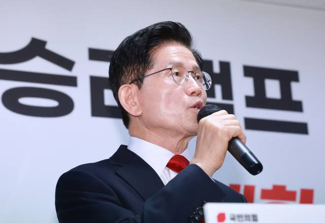 김문수 국민의힘 대선 후보가 8일 서울 여의도 대하빌딩에 마련한 선거 캠프 사무실에서 긴급 기자회견을 열고 후보 단일화에 관한 입장을 밝히고 있다. 연합뉴스