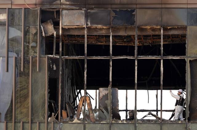 지난 2월16일 오전 부산 기장군 오시리아 관광단지 오랑대공원 인근의 '반얀트리 해운대 부산' 공사 현장에서 진행된 합동감식에서 감식팀 관계자가 당시 불이 처음 시작된 것으로 추정되는 B동 1층을 집중적으로 살펴보고 있다. 연합뉴스