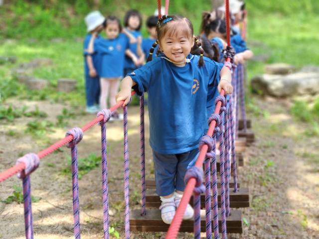 국립속리산자연휴양림내 밧줄놀이터에서 어린이들이 체험에 나서고 있다. 사진제공= 국립자연휴양림관리소