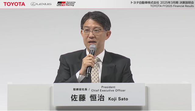사토 고지 도요타자동차 CEO가 8일 결산발표회에서 2024회계연도 실적과 2025회계연도 실적 전망을 발표하고, 기자들의 질문에 답하고 있다./도요타 결산발표 스트리밍