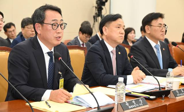 유영상(왼쪽부터) SK텔레콤 대표이사와 강도현 과학기술정보통신부 차관, 유상임 장관이 30일 국회에서 열린 과학기술정보방송통신위원회의 SK텔레콤 해킹 관련 청문회에 출석해 의원들의 질의에 답하고 있다. 오승현 기자