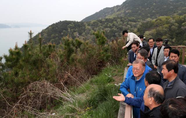 문재인 전 대통령이 지난해 4월 부산 가덕도신공항 부지를 방문해 현장을 살펴보고 있다. 뉴스1