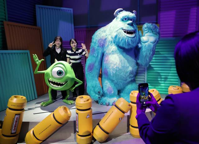 '픽사 애니메이션의 세계로' (서울=연합뉴스) 이재희 기자 = 7일 서울 성동구 성수문화예술마당에서 열린 '문도 픽사: 픽사, 상상의 세계로' 전시 언론 공개 행사에서 관계자들이 전시물과 함께 기념촬영을 하고 있다. 연합뉴스
