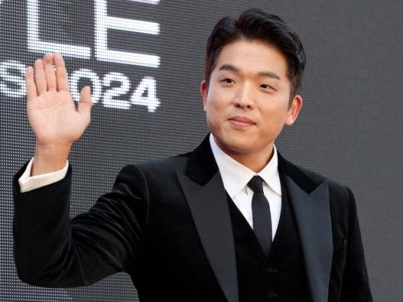 안성재 셰프가 2024년 10월 17일 서울 성수동 에스팩토리에서 열린 ‘엘르 스타일 어워즈’에 참석해 인사하고 있다. 뉴스1