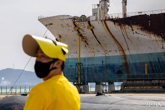 세월호 참사 11주기를 맞은 올해 4월16일 선체가 거치된 목포신항에서 세월호 참사 11주기 기억식이 열렸다. ⓒ시사IN 신선영